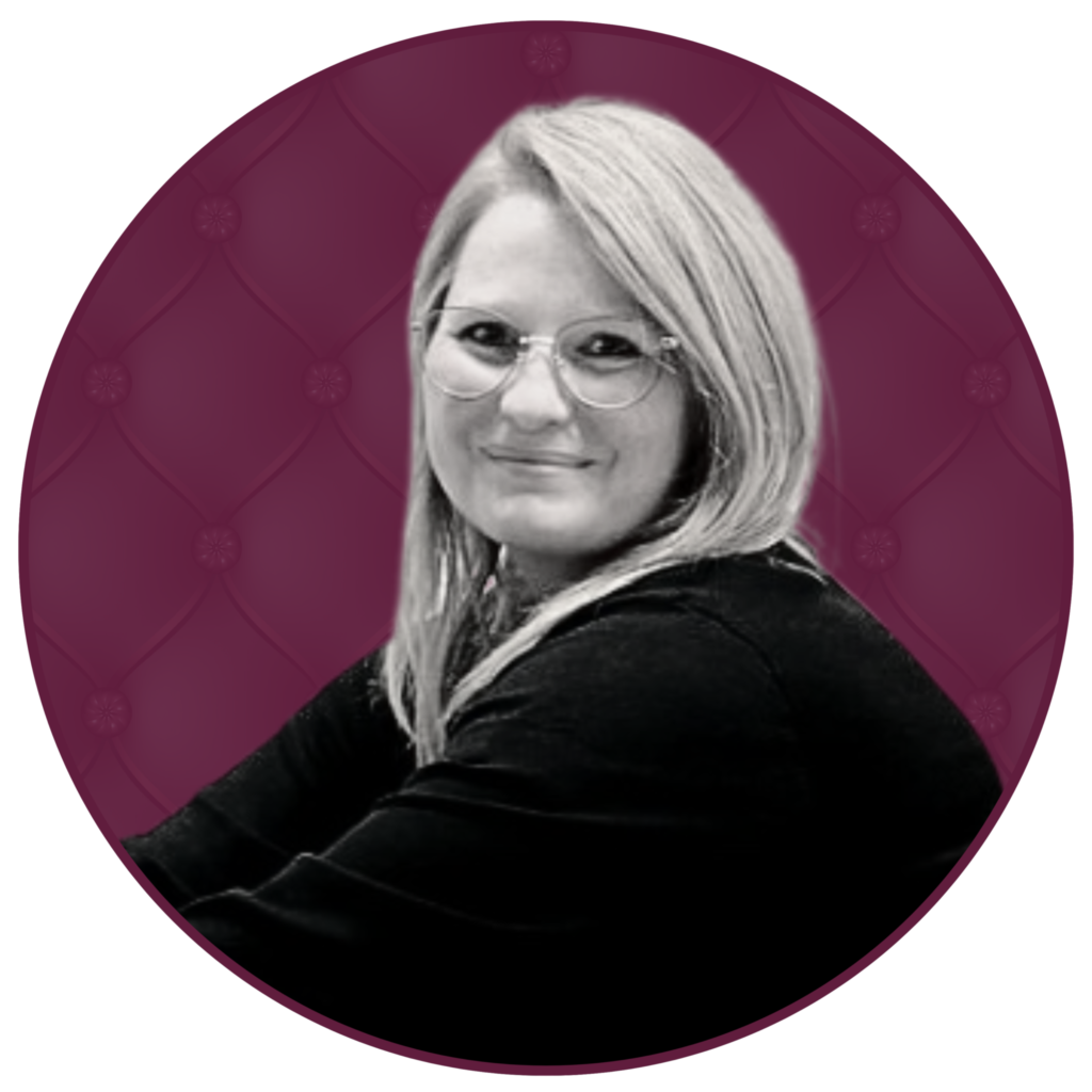 Bild mit weinrotem Polstermuster im Hintergrund, junge Frau mit hellen schulterlangen Haaren und freundlichem Lächeln in schwarz-weiß im Vordergrund