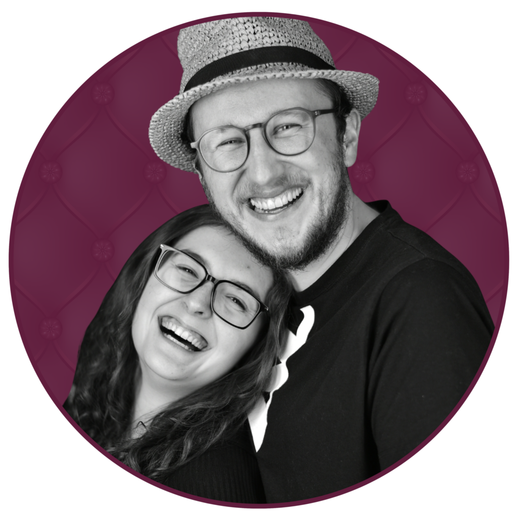 Bild mit weinrotem Polstermuster im Hintergrund, junges Paar, bestehend aus Mann mit Hut und Frau, mit einem freundlichen Lächeln in schwarz-weiß im Vordergrund