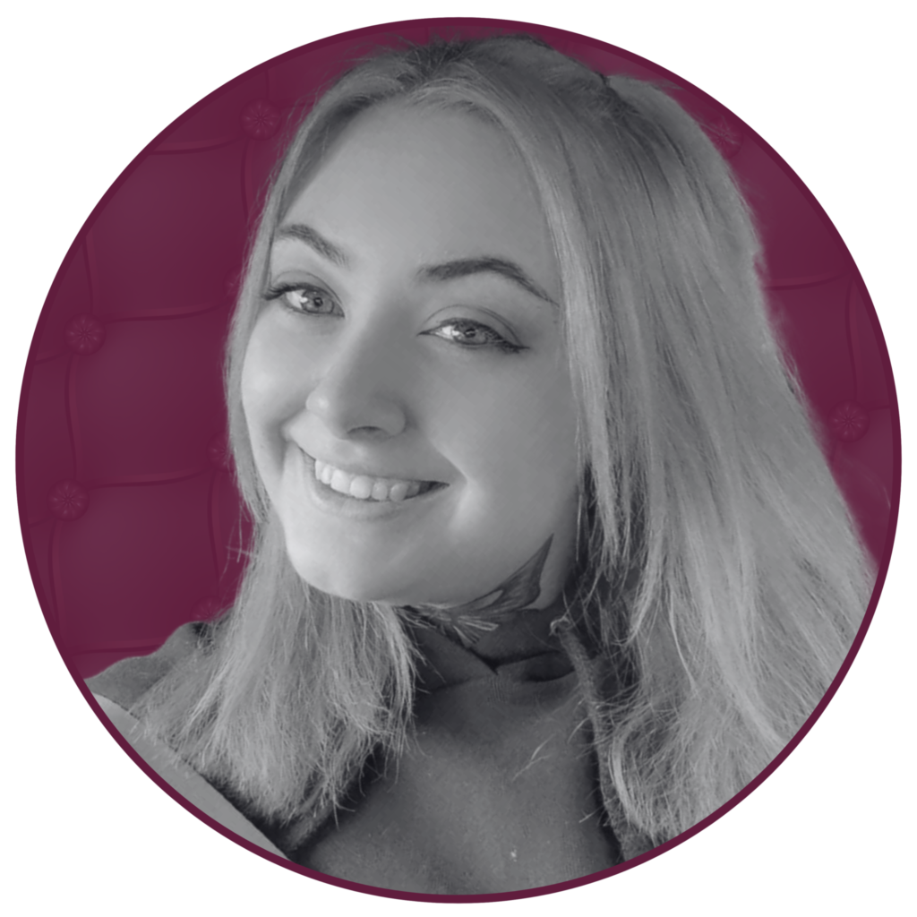 Bild mit weinrotem Polstermuster im Hintergrund, junge Frau mit hellen schulterlangen Haaren und freundlichem Lächeln in schwarz-weiß im Vordergrund