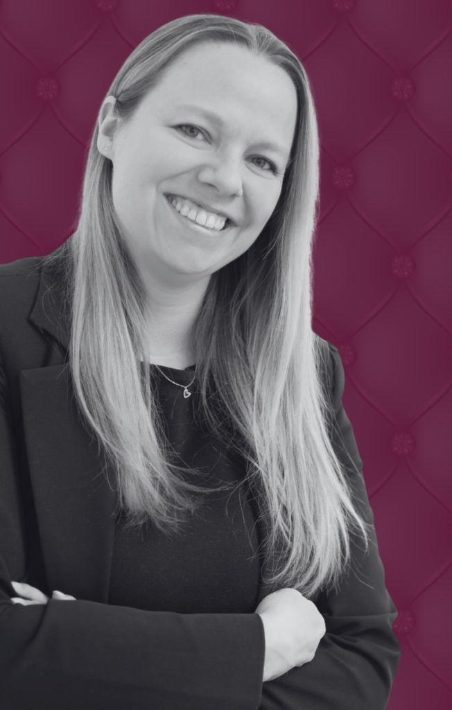 Bild mit weinrotem Polstermuster im Hintergrund, junge Frau mit hellen langen Haaren und freundlichem Lächeln in schwarz-weiß im Vordergrund