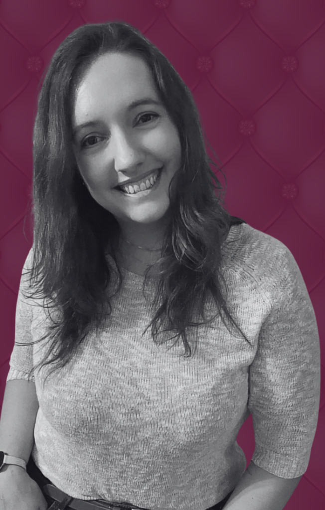 Bild mit weinrotem Polstermuster im Hintergrund, junge Frau mit dunklen langen Haaren und freundlichem Lächeln in schwarz-weiß im Vordergrund