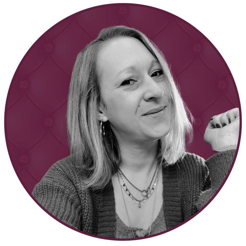 Bild mit weinrotem Polstermuster im Hintergrund, junge Frau mit hellen schulterlangen Haaren und freundlichem Lächeln in schwarz-weiß im Vordergrund