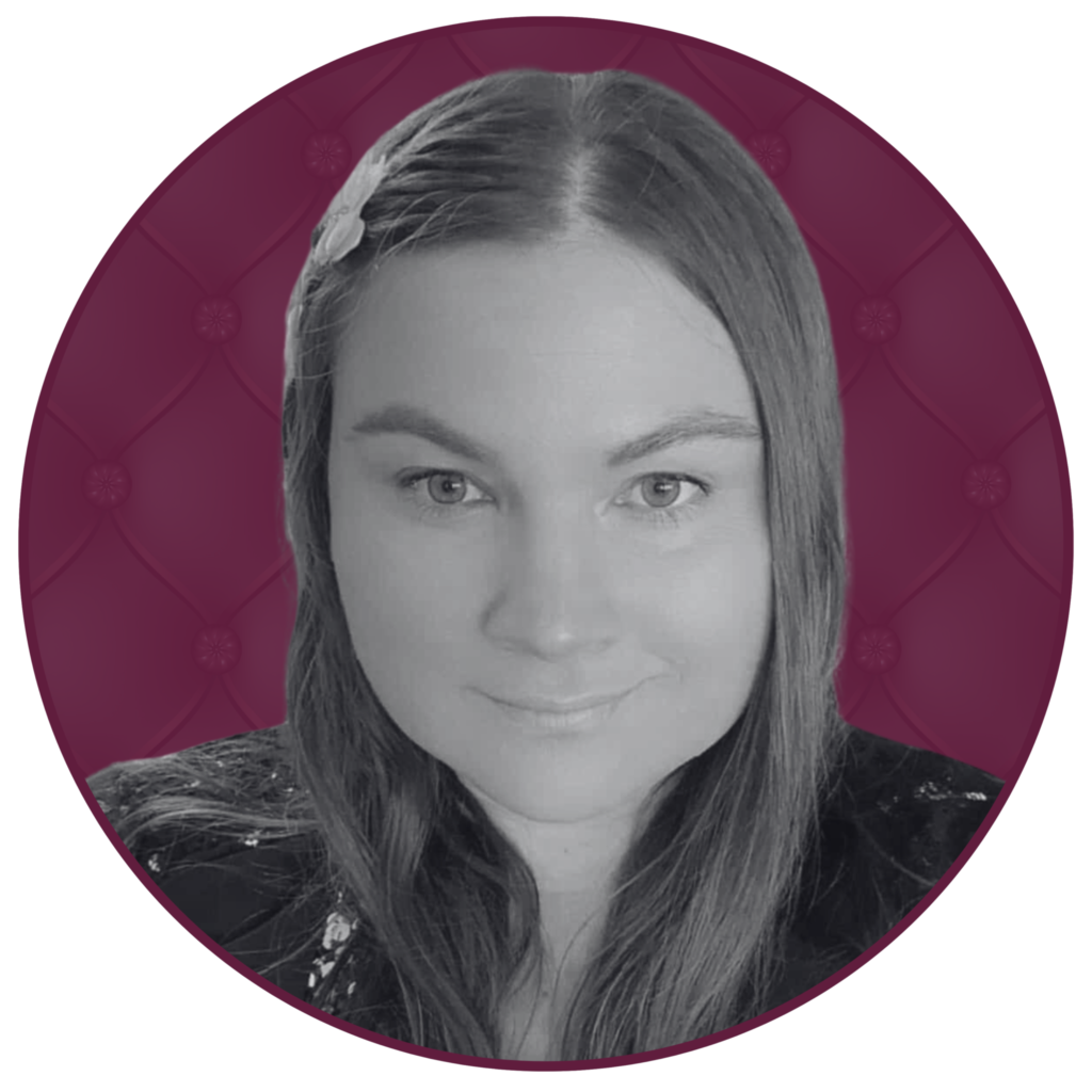 Bild mit weinrotem Polstermuster im Hintergrund, junge Frau mit dunklen langen Haaren und einem leichten Lächeln in schwarz-weiß im Vordergrund