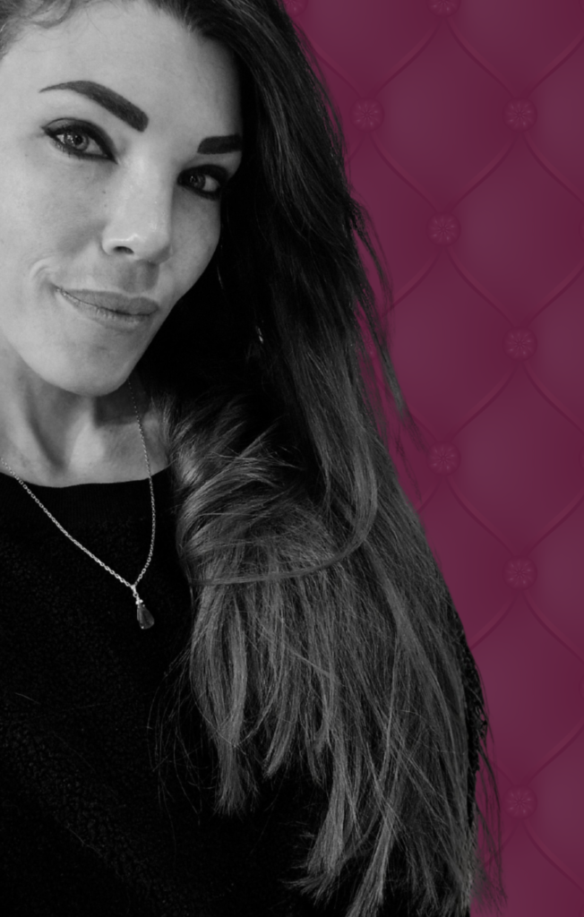 Bild mit weinrotem Polstermuster im Hintergrund, junge Frau mit dunklen langen Haaren und freundlichem Lächeln in schwarz-weiß im Vordergrund